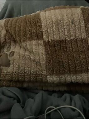 Jessica Simpson Plush Reversible Throw Blanket - Taupe and Cream